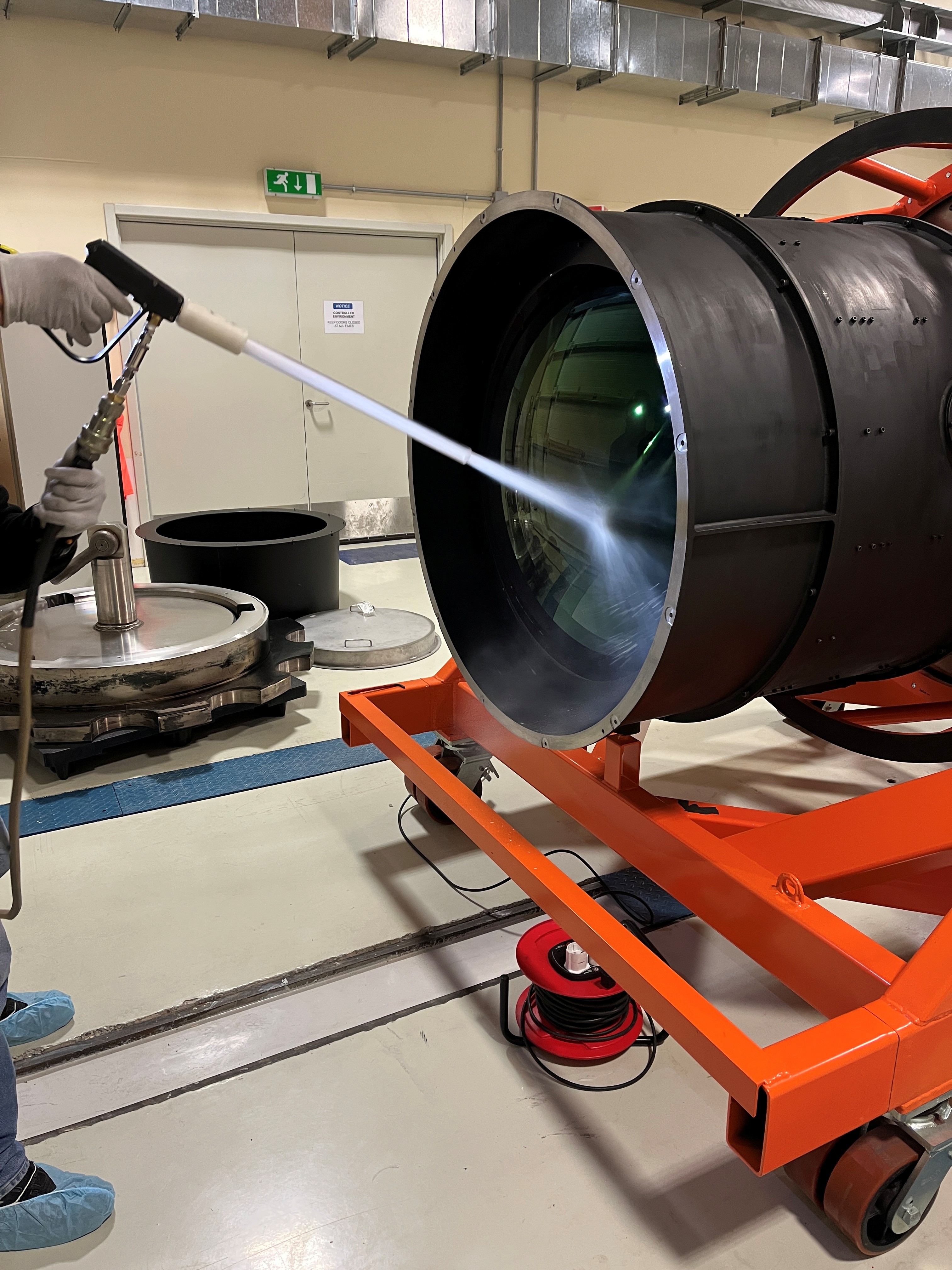 CO2 cleaning of WFC lens surfaces.